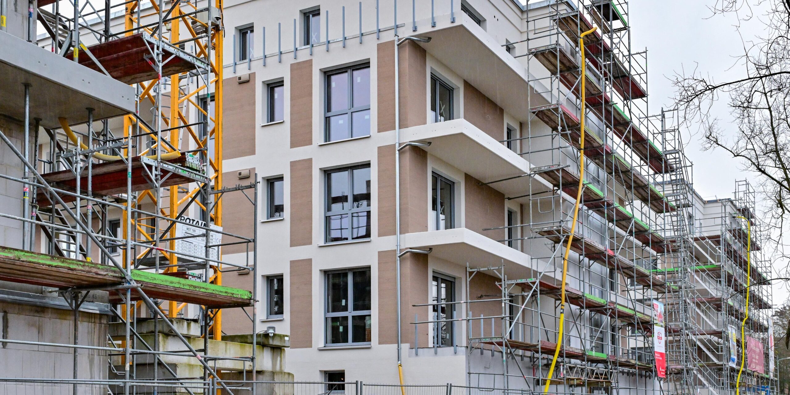 wohnungen-bau-geruest-100~3840×2160